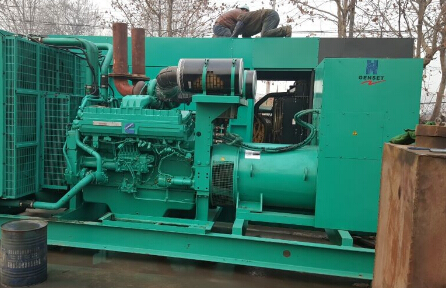 宝鸡发电机组如何判断水冷式机油散热器内部是否需要清洗？